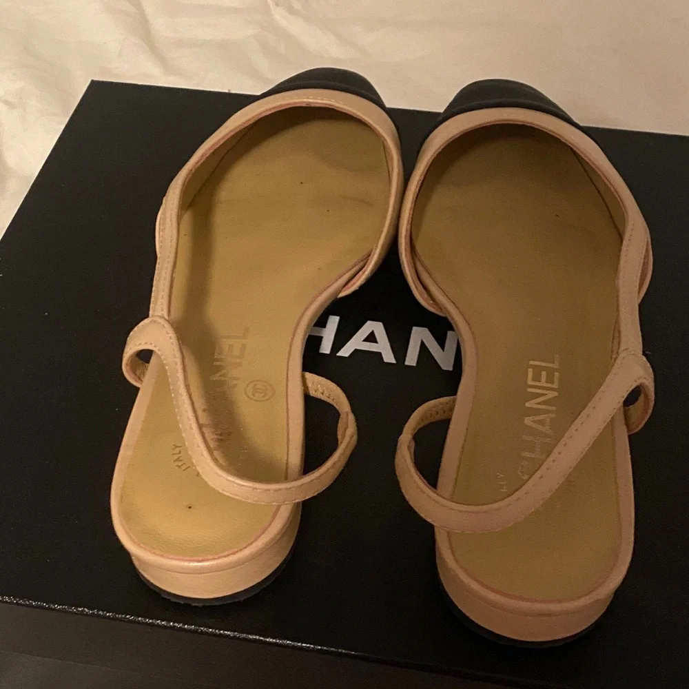 CHANEL Beige and Black Slingback Flats - Picture 2 of 7